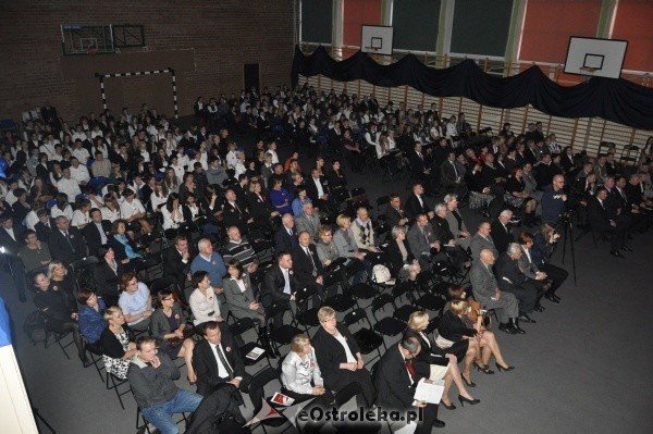 30 rocznica wprowadzenia stanu wojennego w polsce: Uroczystość w Gimnazjum nr 1 i msza w kościele Farnym [13.XII.2011] - zdjęcie #41 - eOstroleka.pl