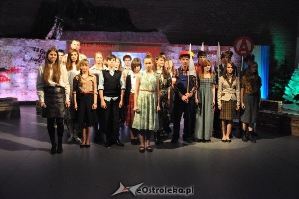 30 rocznica wprowadzenia stanu wojennego w polsce: Uroczystość w Gimnazjum nr 1 i msza w kościele Farnym [13.XII.2011] - zdjęcie #38 - eOstroleka.pl