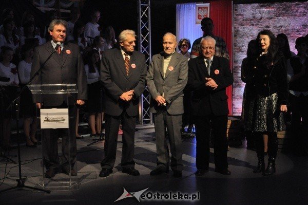 30 rocznica wprowadzenia stanu wojennego w polsce: Uroczystość w Gimnazjum nr 1 i msza w kościele Farnym [13.XII.2011] - zdjęcie #32 - eOstroleka.pl