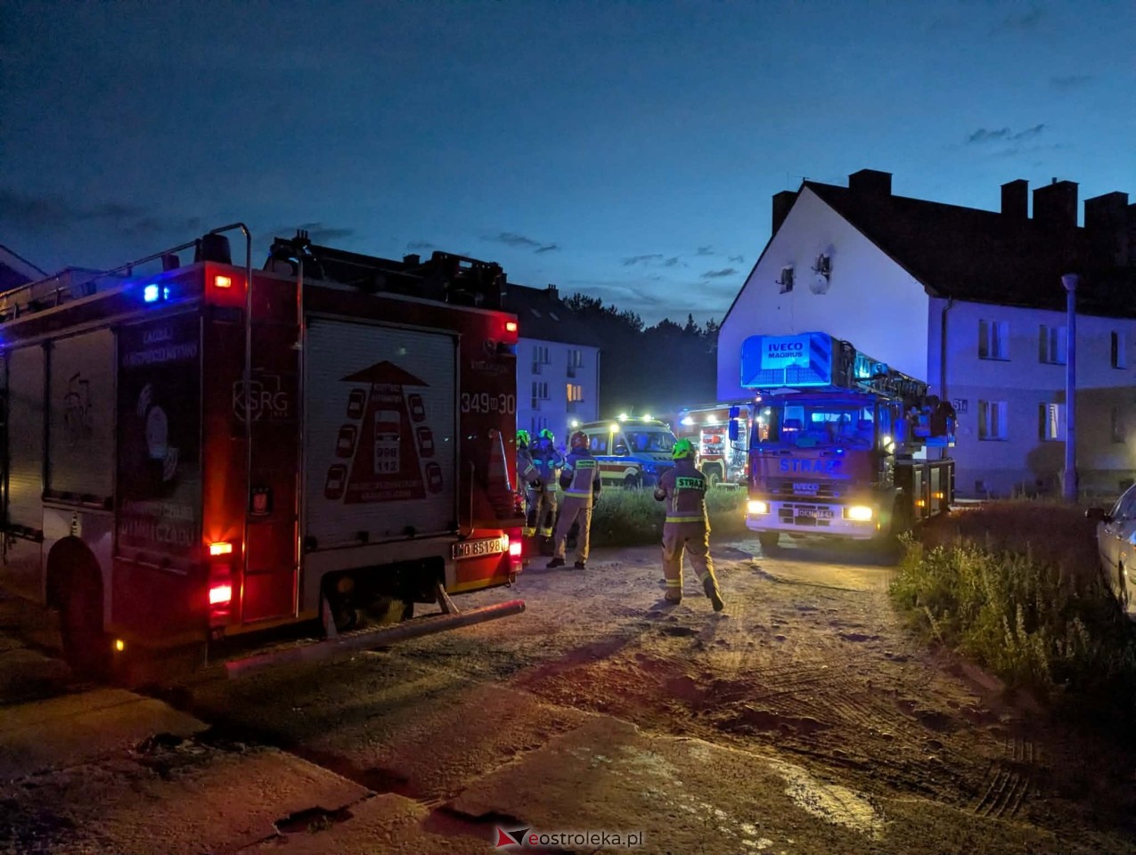 Pożar w bloku socjalnym przy Padlewskiego [22.06.2026] - zdjęcie #8 - eOstroleka.pl