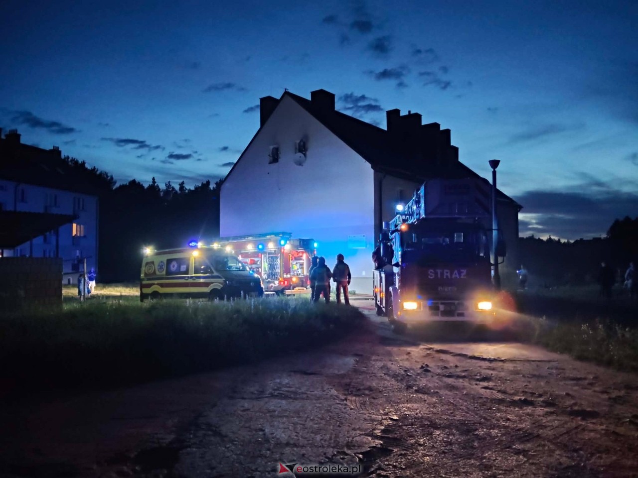 Pożar w bloku socjalnym przy Padlewskiego [22.06.2026] - zdjęcie #7 - eOstroleka.pl