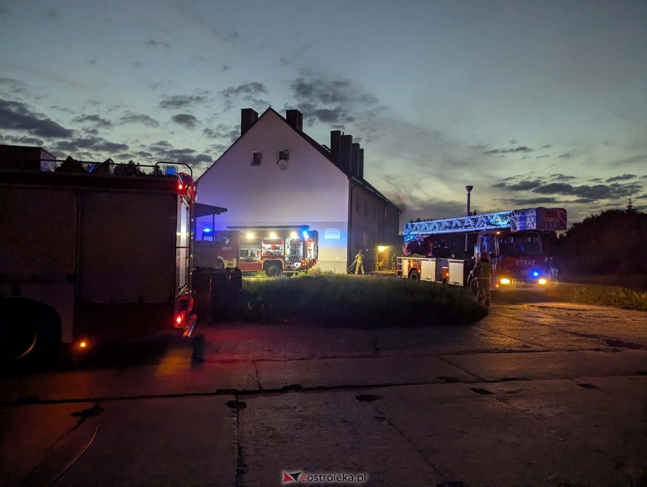 Pożar w bloku socjalnym przy Padlewskiego [22.06.2026] - zdjęcie #6 - eOstroleka.pl