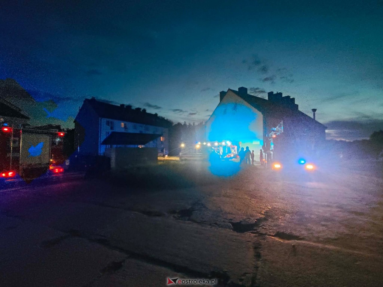 Pożar w bloku socjalnym przy Padlewskiego [22.06.2026] - zdjęcie #5 - eOstroleka.pl