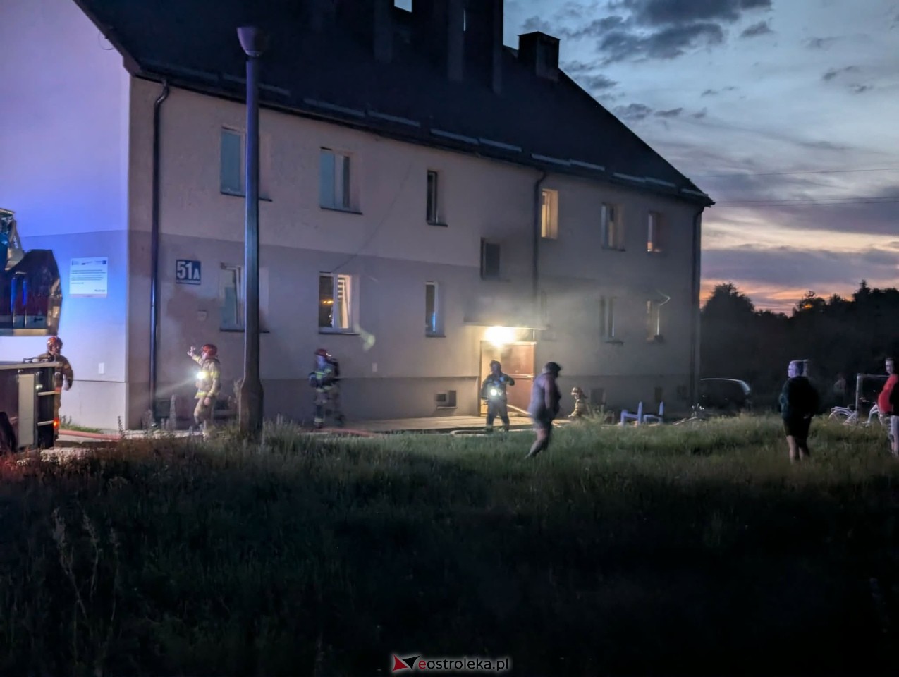 Pożar w bloku socjalnym przy Padlewskiego [22.06.2026] - zdjęcie #4 - eOstroleka.pl