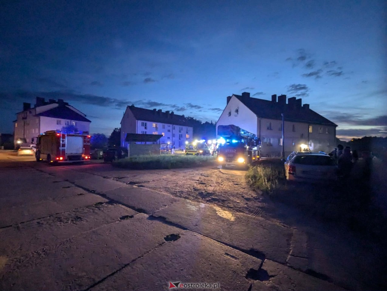 Pożar w bloku socjalnym przy Padlewskiego [22.06.2026] - zdjęcie #3 - eOstroleka.pl