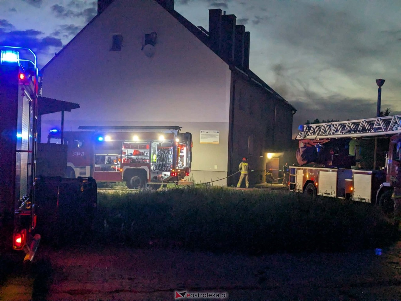 Pożar w bloku socjalnym przy Padlewskiego [22.06.2026] - zdjęcie #2 - eOstroleka.pl