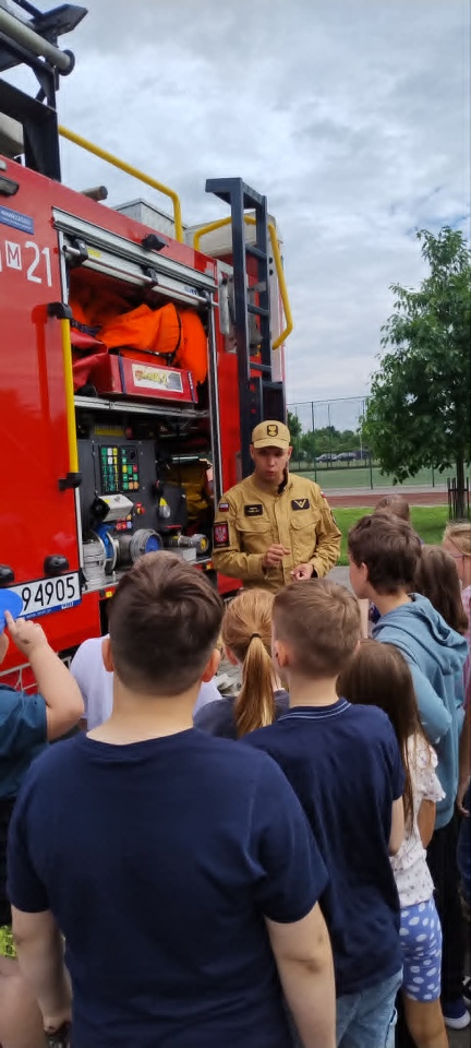 Tydzień Bezpieczeństwa w Szkole Podstawowej nr 2. Służby przygotowywały dzieci do wakacji [23.06.2026] - zdjęcie #10 - eOstroleka.pl