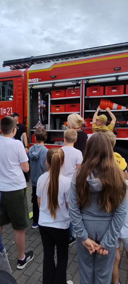 Tydzień Bezpieczeństwa w Szkole Podstawowej nr 2. Służby przygotowywały dzieci do wakacji [23.06.2026] - zdjęcie #8 - eOstroleka.pl