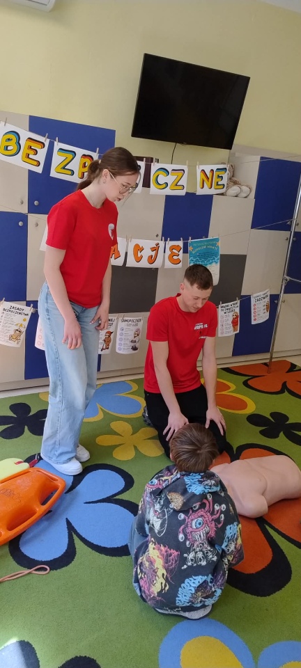 Tydzień Bezpieczeństwa w Szkole Podstawowej nr 2. Służby przygotowywały dzieci do wakacji [23.06.2026] - zdjęcie #7 - eOstroleka.pl