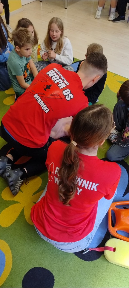 Tydzień Bezpieczeństwa w Szkole Podstawowej nr 2. Służby przygotowywały dzieci do wakacji [23.06.2026] - zdjęcie #3 - eOstroleka.pl