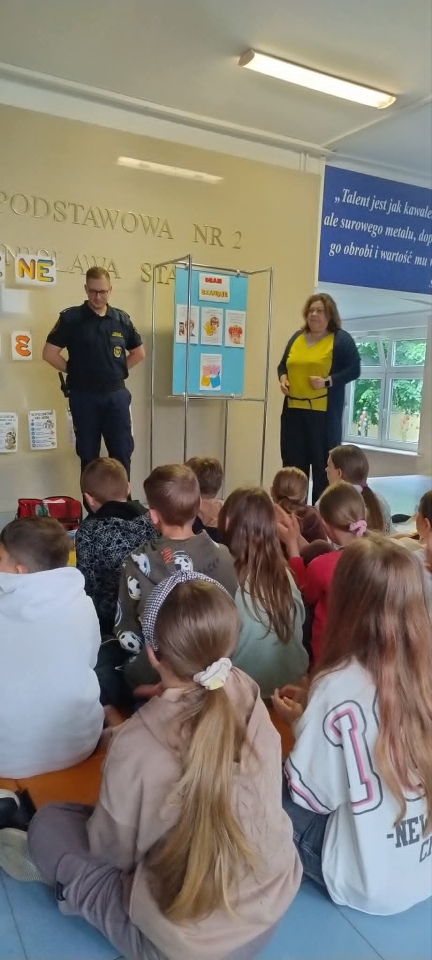 Tydzień Bezpieczeństwa w Szkole Podstawowej nr 2. Służby przygotowywały dzieci do wakacji [23.06.2026] - zdjęcie #1 - eOstroleka.pl