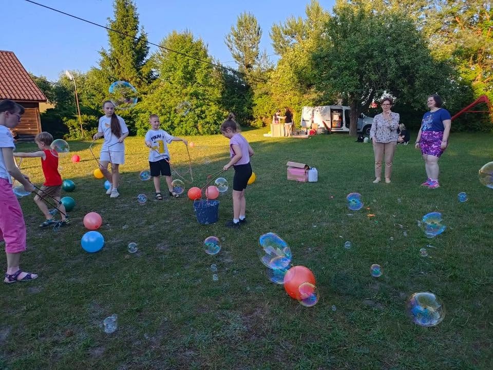 Rodzinny piknik Warsztatów Terapii Zajęciowej „Motylki”. Wspólna zabawa i mnóstwo uśmiechu! [23.06.2026] - zdjęcie #1 - eOstroleka.pl