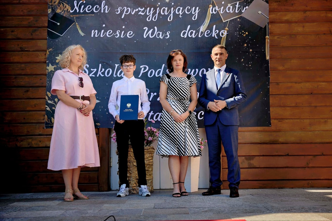 Najzdolniejsi ósmoklasiści z gminy Olszewo-Borki nagrodzeni! [23.06.2026] - zdjęcie #64 - eOstroleka.pl