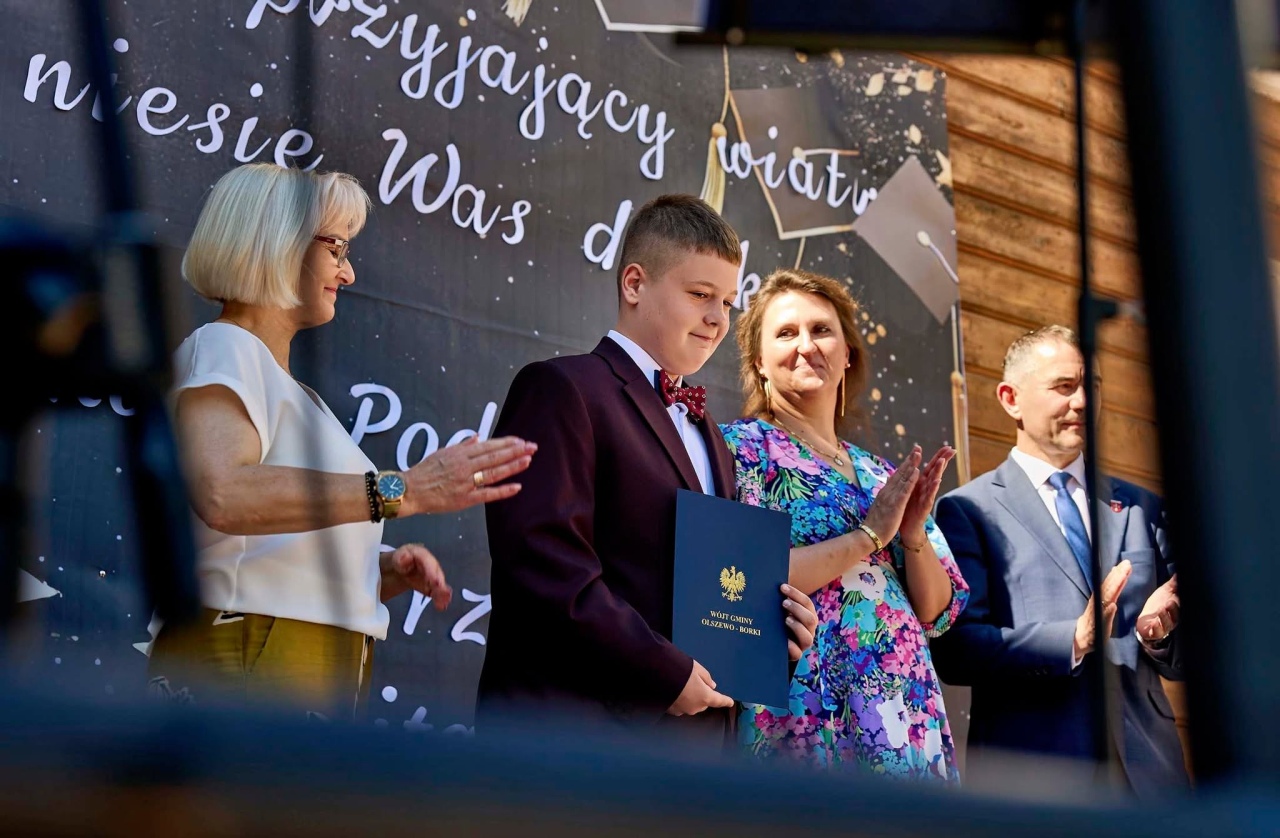 Najzdolniejsi ósmoklasiści z gminy Olszewo-Borki nagrodzeni! [23.06.2026] - zdjęcie #1 - eOstroleka.pl