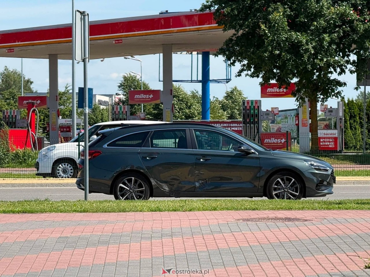 Kolizja na rondzie Zbawiciela Świata w Ostrołęce [24.06.2026] - zdjęcie #8 - eOstroleka.pl