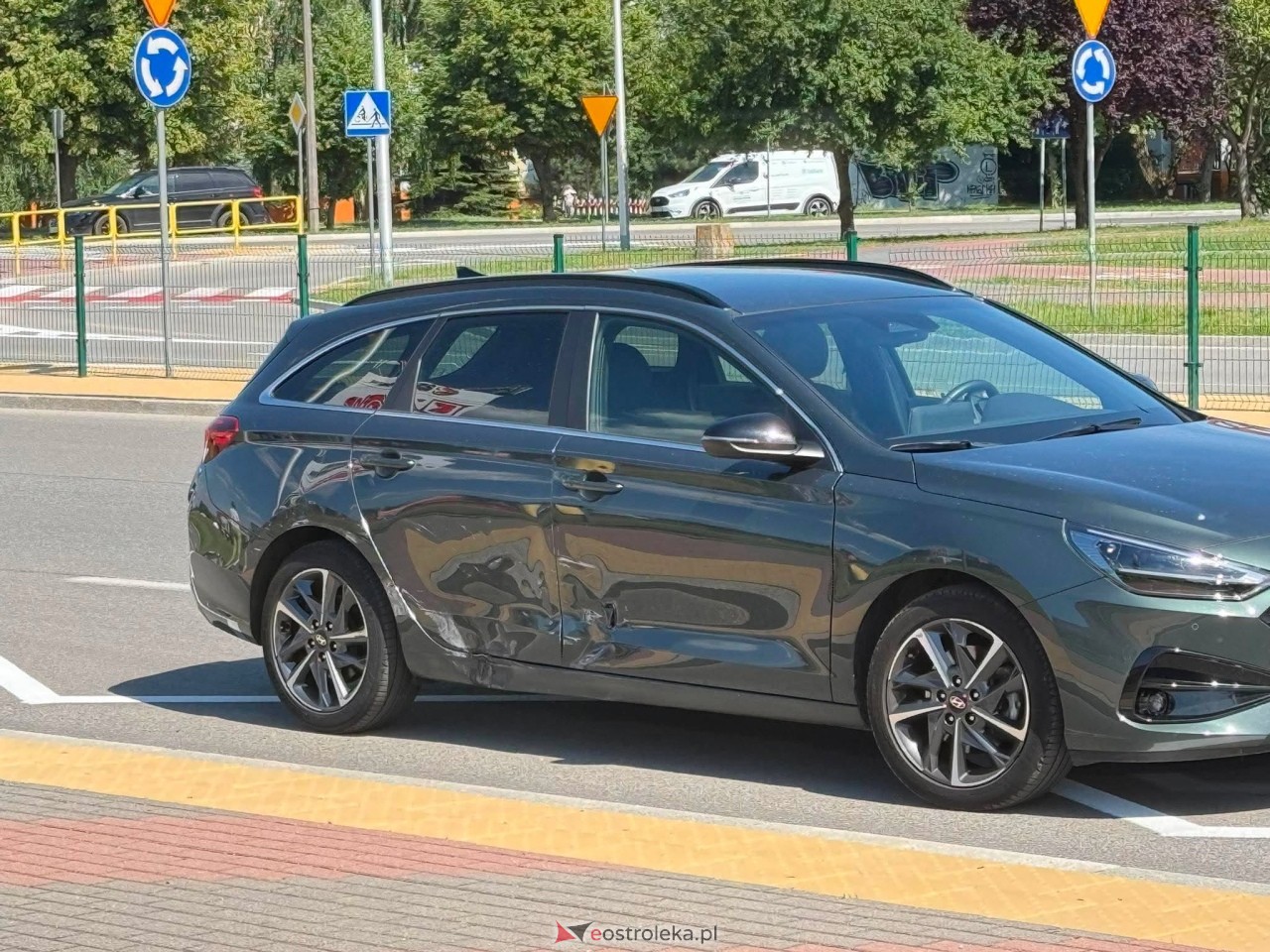 Kolizja na rondzie Zbawiciela Świata w Ostrołęce [24.06.2026] - zdjęcie #7 - eOstroleka.pl