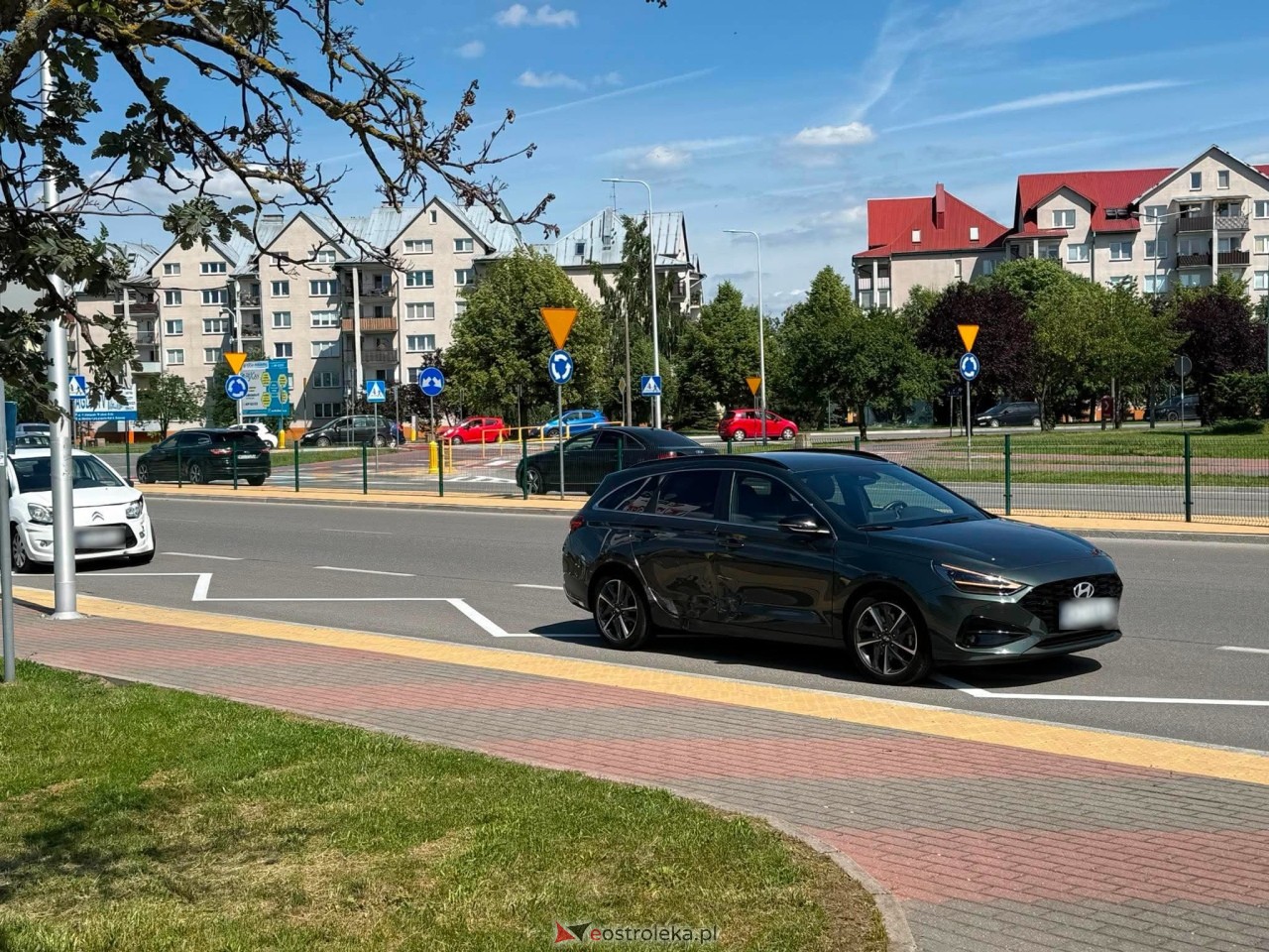 Kolizja na rondzie Zbawiciela Świata w Ostrołęce [24.06.2026] - zdjęcie #6 - eOstroleka.pl