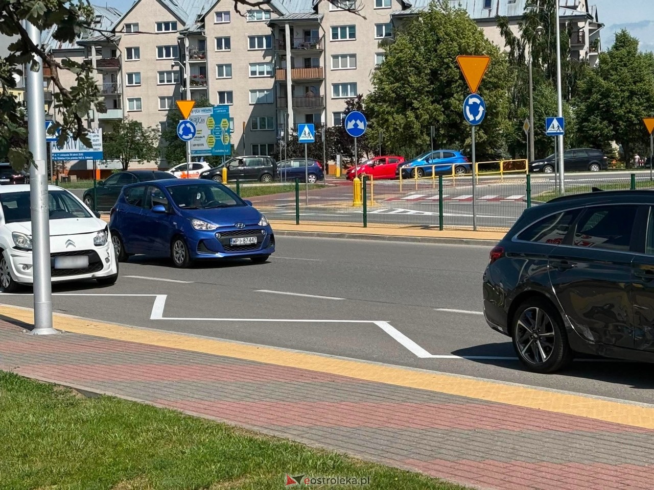 Kolizja na rondzie Zbawiciela Świata w Ostrołęce [24.06.2026] - zdjęcie #5 - eOstroleka.pl