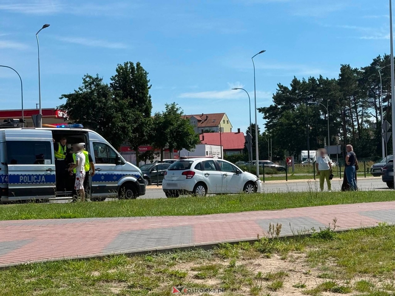 Kolizja na rondzie Zbawiciela Świata w Ostrołęce [24.06.2026] - zdjęcie #4 - eOstroleka.pl