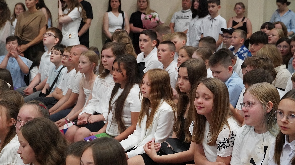 Zakończenie roku szkolnego w Szkole Podstawowej nr 5 [26.06.2026] - zdjęcie #213 - eOstroleka.pl