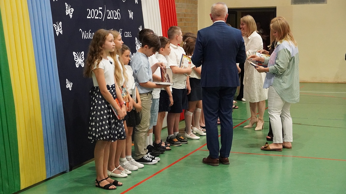 Zakończenie roku szkolnego w Szkole Podstawowej nr 5 [26.06.2026] - zdjęcie #182 - eOstroleka.pl