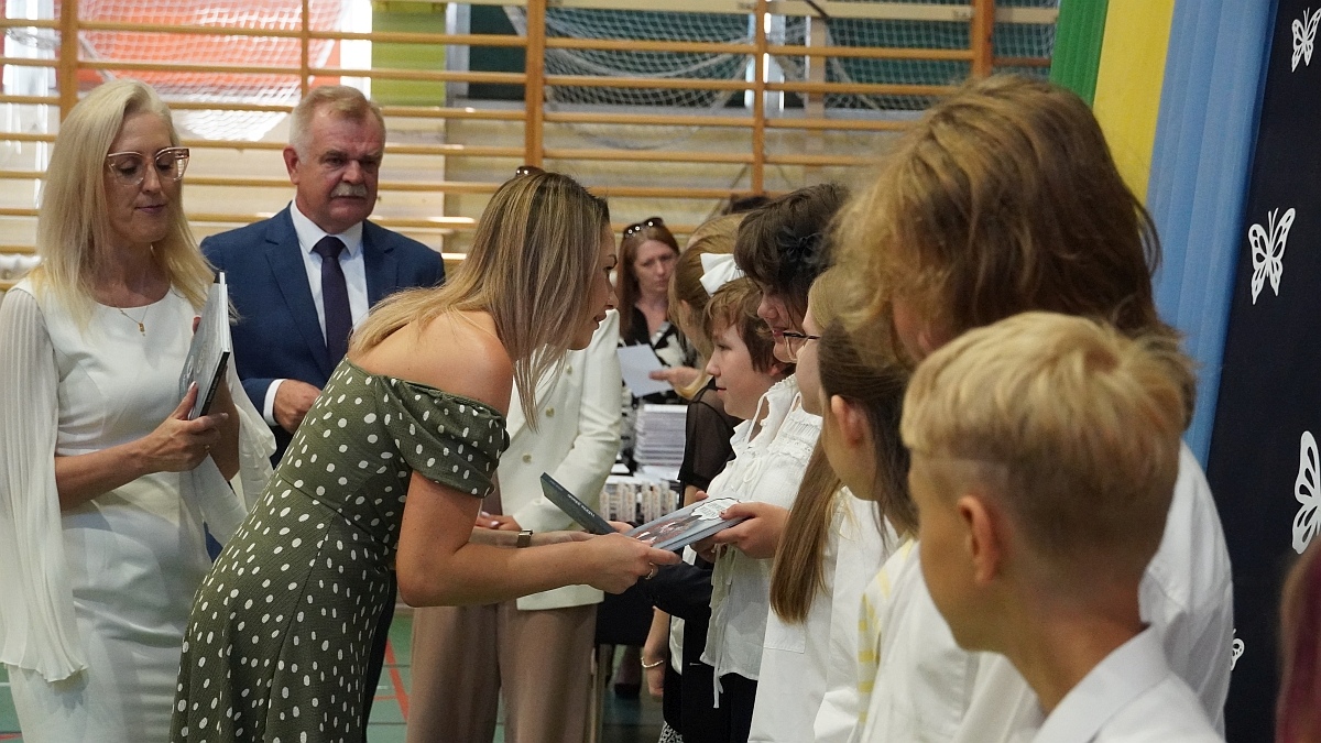Zakończenie roku szkolnego w Szkole Podstawowej nr 5 [26.06.2026] - zdjęcie #121 - eOstroleka.pl