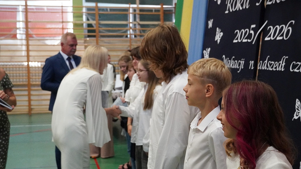 Zakończenie roku szkolnego w Szkole Podstawowej nr 5 [26.06.2026] - zdjęcie #120 - eOstroleka.pl