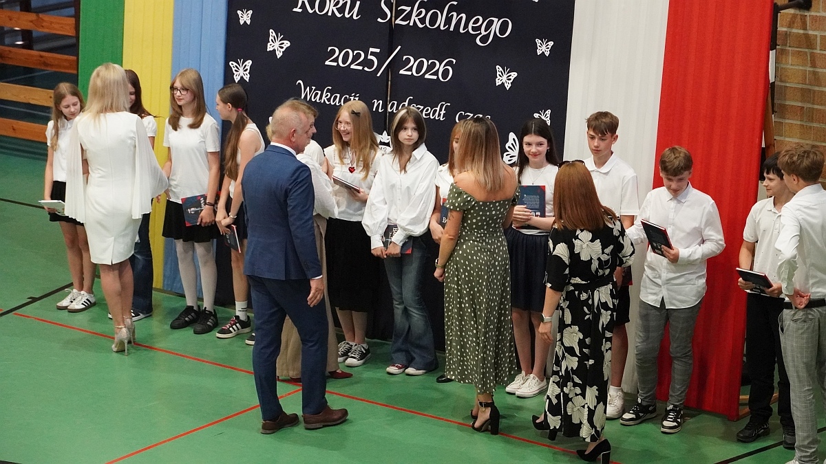 Zakończenie roku szkolnego w Szkole Podstawowej nr 5 [26.06.2026] - zdjęcie #101 - eOstroleka.pl
