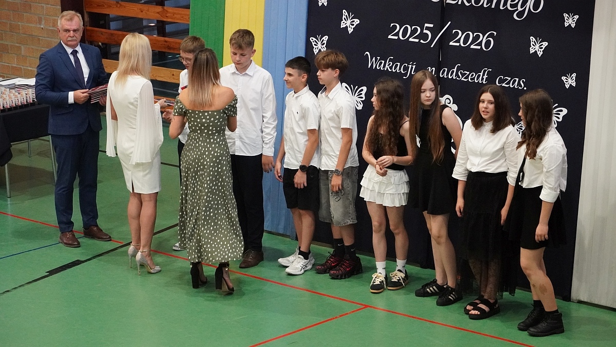 Zakończenie roku szkolnego w Szkole Podstawowej nr 5 [26.06.2026] - zdjęcie #97 - eOstroleka.pl