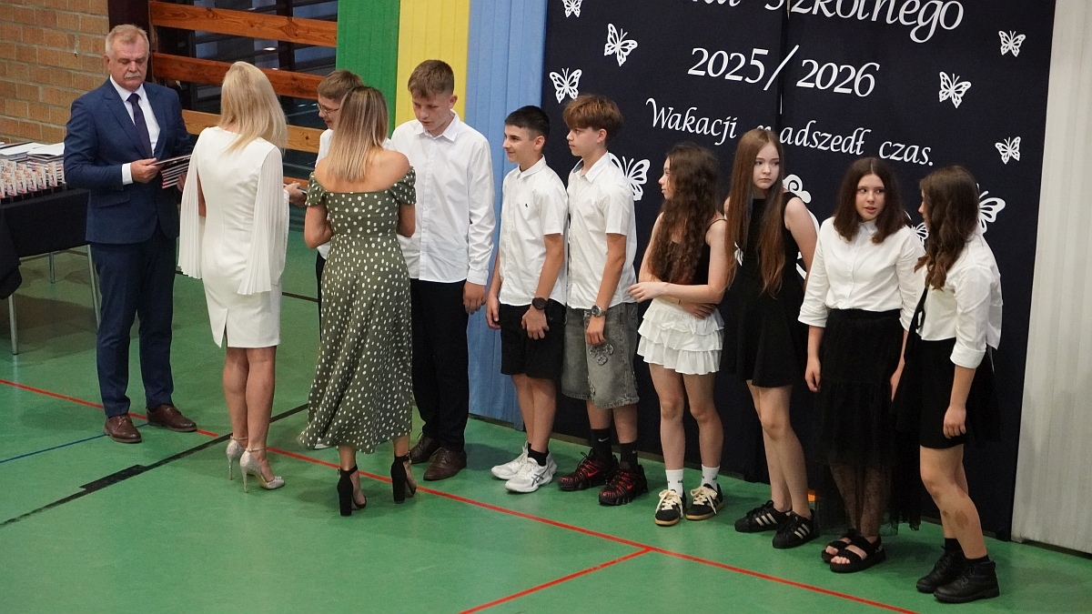 Zakończenie roku szkolnego w Szkole Podstawowej nr 5 [26.06.2026] - zdjęcie #96 - eOstroleka.pl