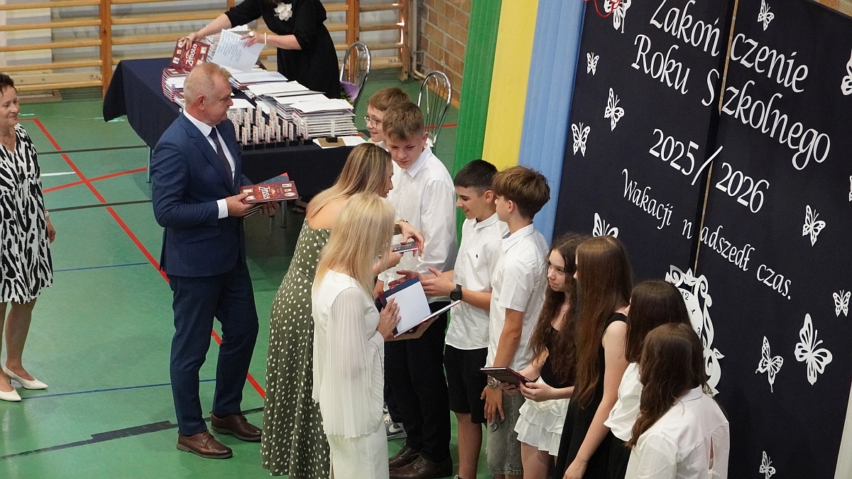 Zakończenie roku szkolnego w Szkole Podstawowej nr 5 [26.06.2026] - zdjęcie #93 - eOstroleka.pl