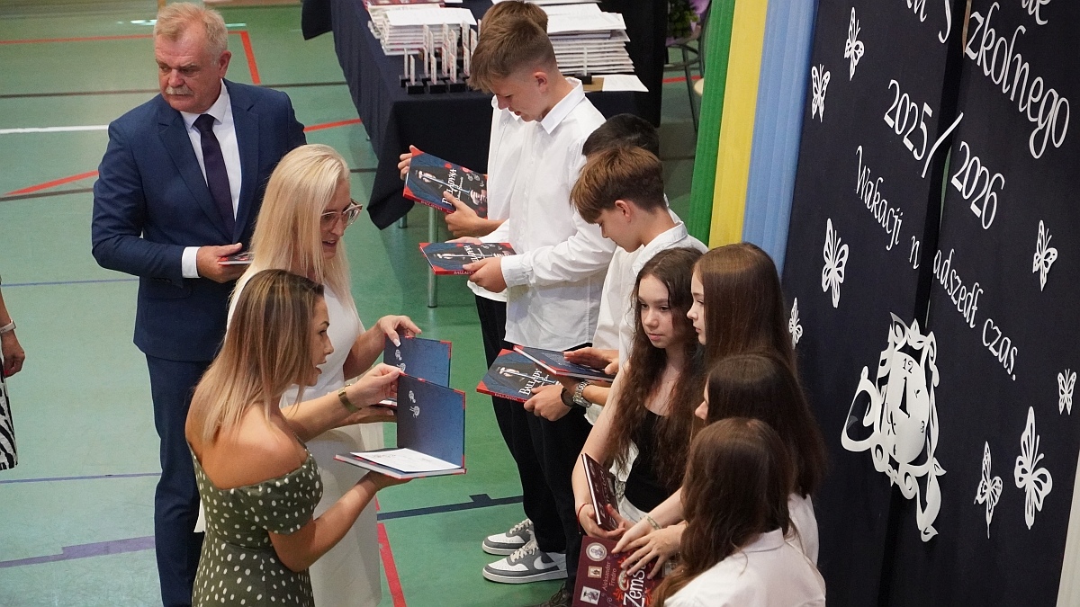 Zakończenie roku szkolnego w Szkole Podstawowej nr 5 [26.06.2026] - zdjęcie #88 - eOstroleka.pl