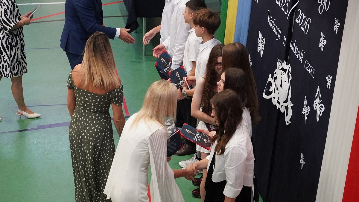 Zakończenie roku szkolnego w Szkole Podstawowej nr 5 [26.06.2026] - zdjęcie #84 - eOstroleka.pl