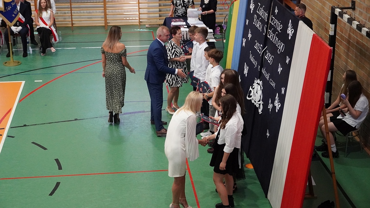 Zakończenie roku szkolnego w Szkole Podstawowej nr 5 [26.06.2026] - zdjęcie #82 - eOstroleka.pl