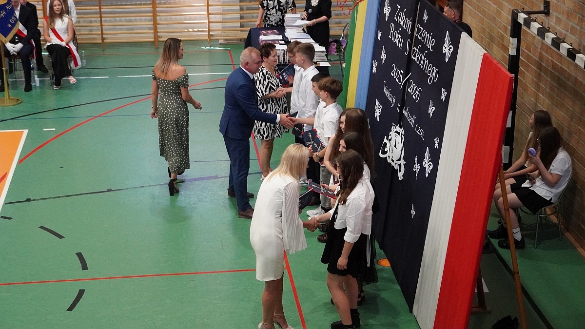 Zakończenie roku szkolnego w Szkole Podstawowej nr 5 [26.06.2026] - zdjęcie #81 - eOstroleka.pl