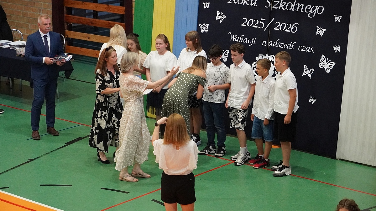 Zakończenie roku szkolnego w Szkole Podstawowej nr 5 [26.06.2026] - zdjęcie #72 - eOstroleka.pl