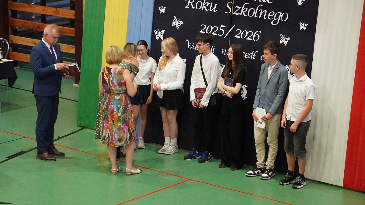 Zakończenie roku szkolnego w Szkole Podstawowej nr 5 [26.06.2026] - zdjęcie #69 - eOstroleka.pl