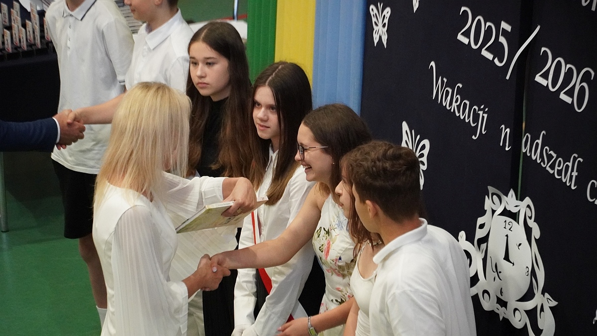 Zakończenie roku szkolnego w Szkole Podstawowej nr 5 [26.06.2026] - zdjęcie #62 - eOstroleka.pl