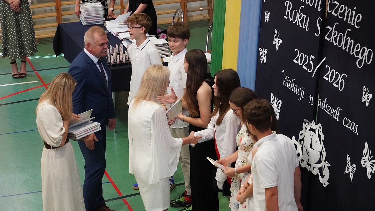 Zakończenie roku szkolnego w Szkole Podstawowej nr 5 [26.06.2026] - zdjęcie #61 - eOstroleka.pl