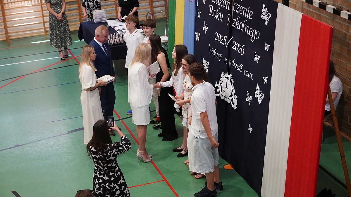Zakończenie roku szkolnego w Szkole Podstawowej nr 5 [26.06.2026] - zdjęcie #60 - eOstroleka.pl