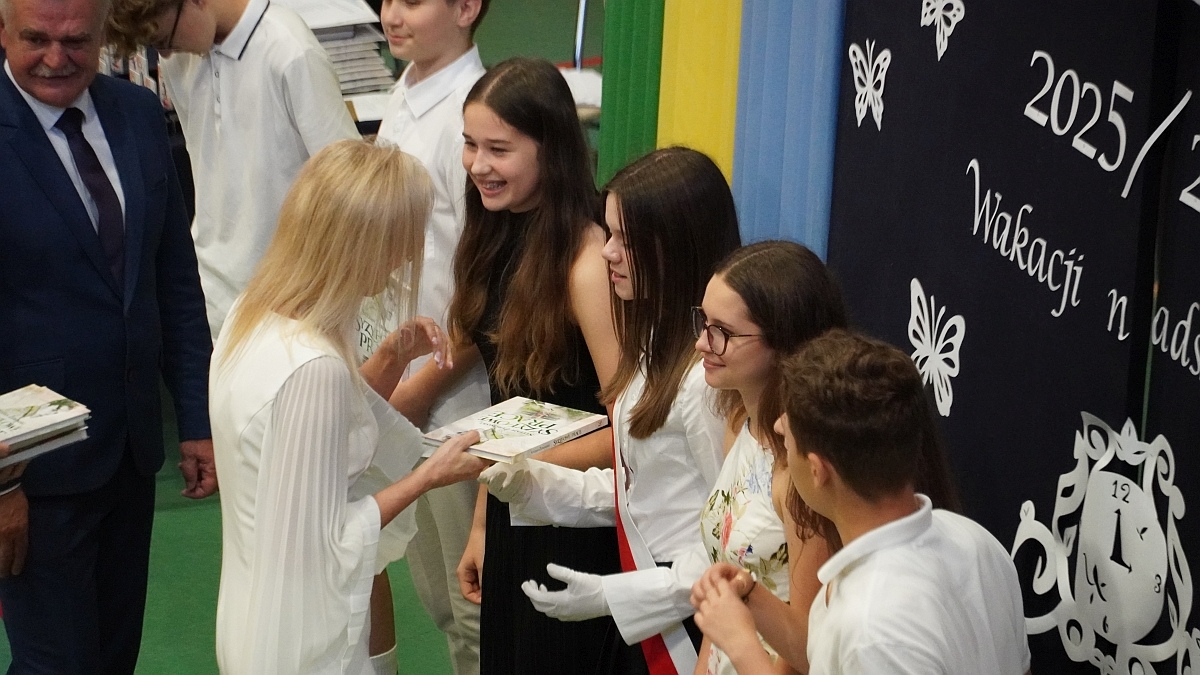 Zakończenie roku szkolnego w Szkole Podstawowej nr 5 [26.06.2026] - zdjęcie #59 - eOstroleka.pl