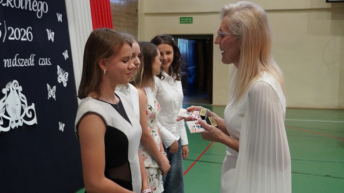Zakończenie roku szkolnego w Szkole Podstawowej nr 5 [26.06.2026] - zdjęcie #48 - eOstroleka.pl