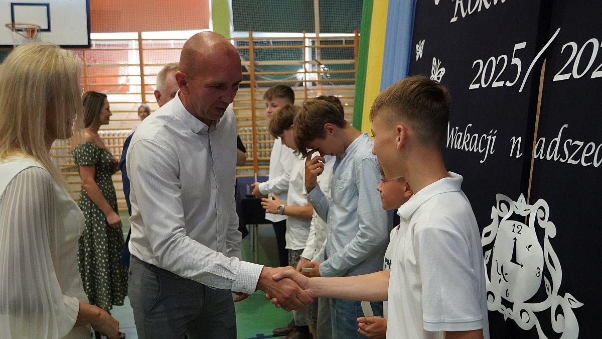 Zakończenie roku szkolnego w Szkole Podstawowej nr 5 [26.06.2026] - zdjęcie #46 - eOstroleka.pl