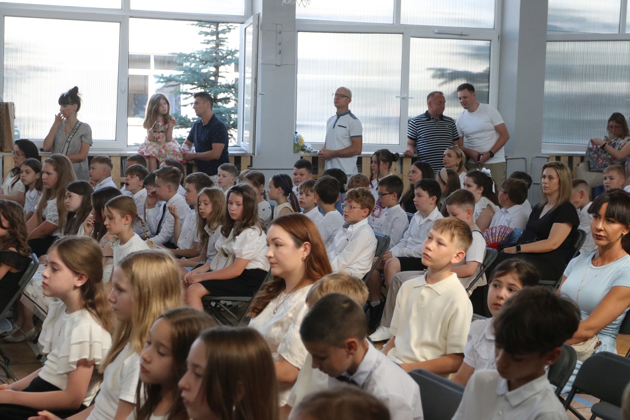 Zakończenie roku szkolnego w Szkole Podstawowej nr 1 w Ostrołęce [26.06.2026] - zdjęcie #21 - eOstroleka.pl