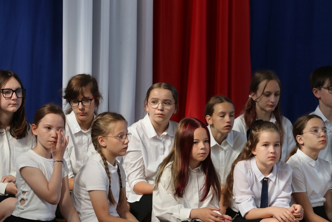 Zakończenie roku szkolnego w Szkole Podstawowej nr 1 w Ostrołęce [26.06.2026] - zdjęcie #18 - eOstroleka.pl