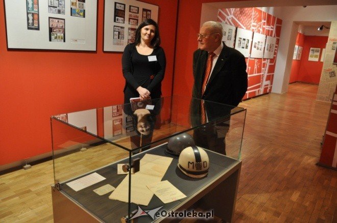 Muzeum Kultury Kurpiowskiej: Wystawa znaczków Podziemna droga do okrągłego stołu [13.XII.2011] - zdjęcie #5 - eOstroleka.pl
