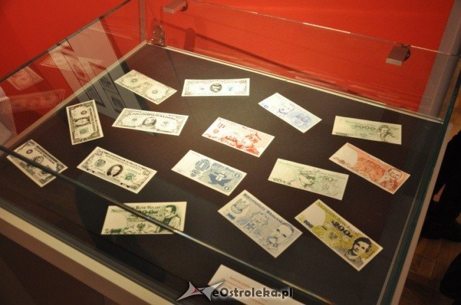 Muzeum Kultury Kurpiowskiej: Wystawa znaczków Podziemna droga do okrągłego stołu [13.XII.2011] - zdjęcie #13 - eOstroleka.pl