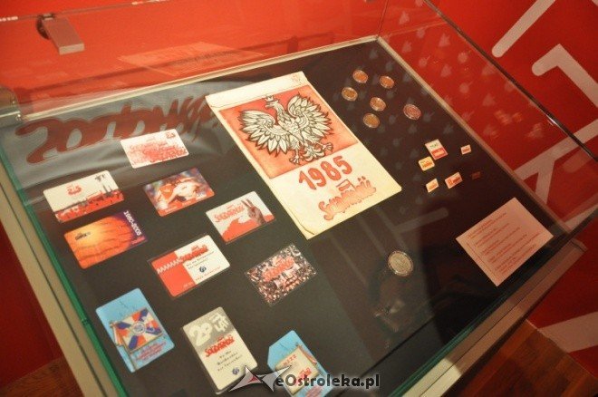 Muzeum Kultury Kurpiowskiej: Wystawa znaczków Podziemna droga do okrągłego stołu [13.XII.2011] - zdjęcie #17 - eOstroleka.pl