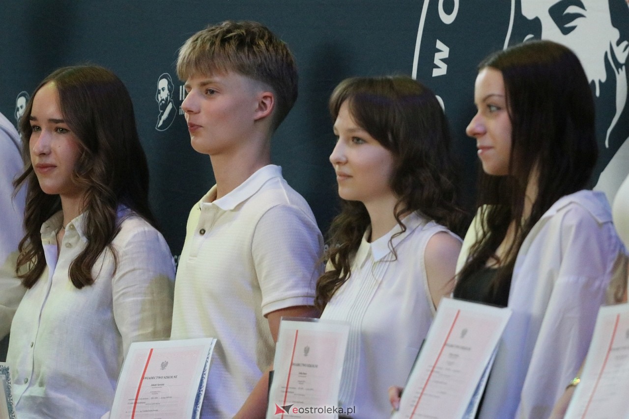 Zakończenie roku szkolnego w II LO w Ostrołęce [26.06.2026] - zdjęcie #6 - eOstroleka.pl