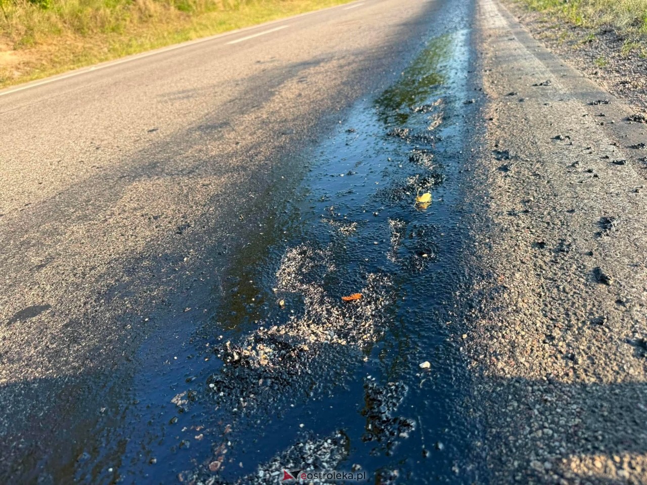 Upał roztopił asfalt pod Ostrołęką [28.06.2026] - zdjęcie #1 - eOstroleka.pl